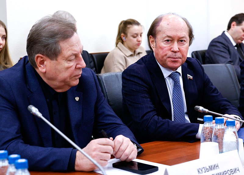 Заместитель Председателя Комитета по науке и высшему образованию Владимир Кононов и член Комитета Михаил Кузьмин
