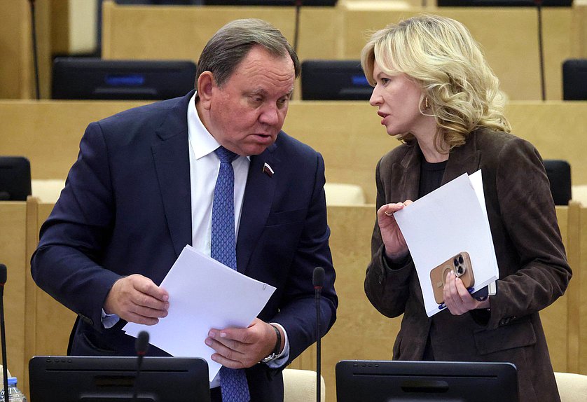 Заместитель Председателя Комитета по транспорту и развитию транспортной инфраструктуры Виктор Дерябкин и член Комитета по труду, социальной политике и делам ветеранов Екатерина Стенякина