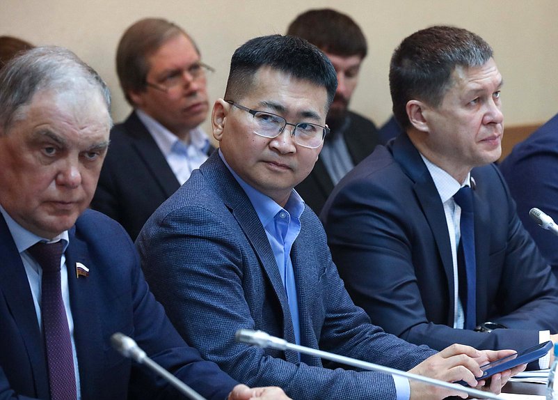 Члены Комитета по экологии, природным ресурсам и охране окружающей среды Александр Скачков, Николай Будуев и Зариф Байгускаров