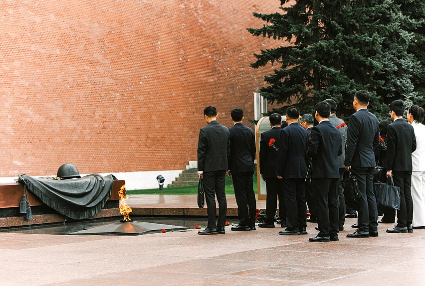 Заместитель Председателя Государственной Думы Александр Бабаков и заместитель Председателя Постоянного комитета Всекитайского собрания народных представителей Пэн Цинхуа возложили цветы к Могиле Неизвестного Солдата