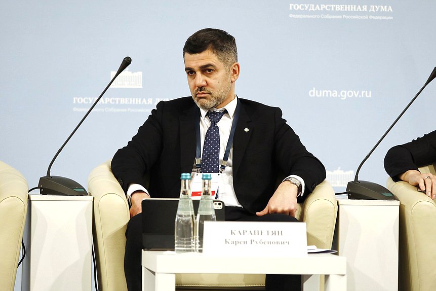 Старший управляющий директор – директор
Департамента инфраструктурных решений ПАО "Сбербанк" Карен Карапетян. Сессия «Производство и инвестиции»