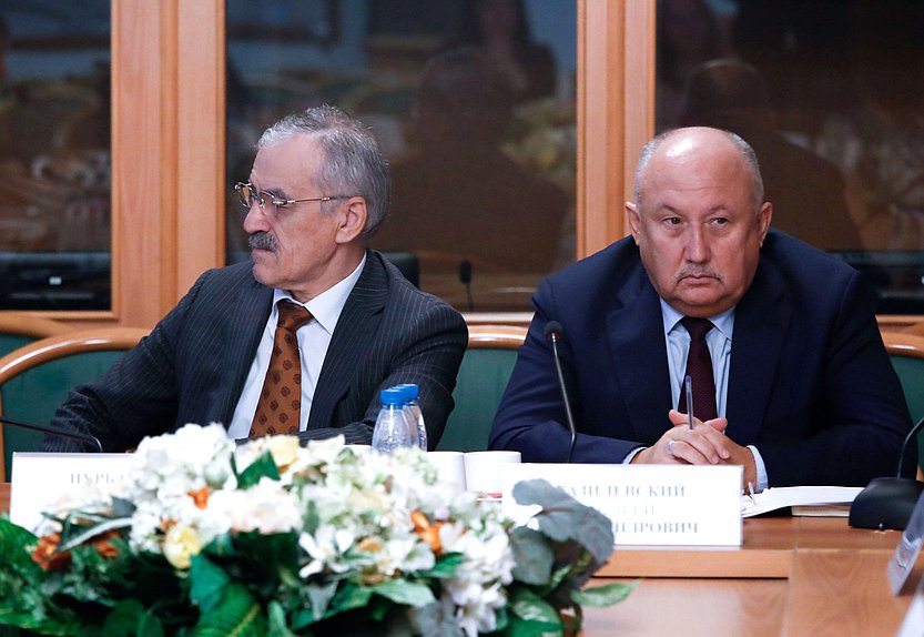 Заместитель Председателя Комитета по просвещению Нурбаганд Нурбагандов (слева)