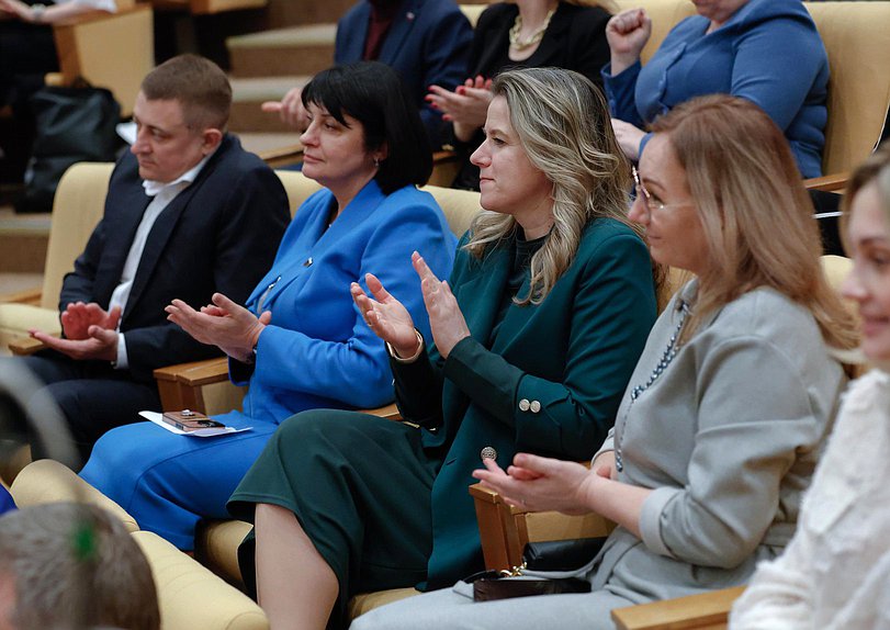 Заместитель Председателя Комитета по туризму и развитию туристической инфраструктуры Татьяна Лобач, член Комитета по защите семьи, вопросам отцовства, материнства и детства Ольга Коробова и член Комитета по просвещению Лариса Тутова