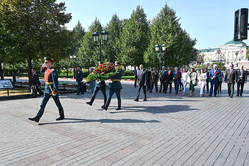 Flowers-laying ceremony at the Tomb of the Unknown Soldier with participation of delegations taking part in the International Parliamentary Conference “Russia – Latin America”