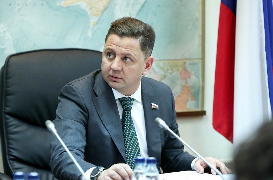 Член Комитета по строительству и жилищно-коммунальному хозяйству Илья Вольфсон