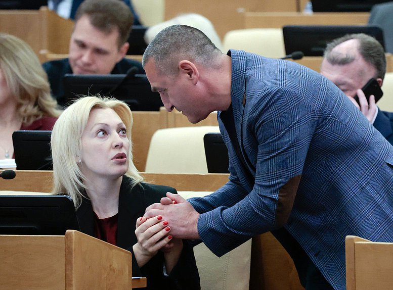 Член Комитета по развитию гражданского общества, вопросам общественных и религиозных объединений Ольга Тимофеева и член Комитета по вопросам собственности, земельным и имущественным отношениям Александр Ильтяков