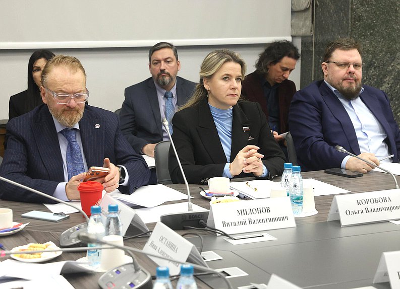 Заместитель Председателя Комитета по защите семьи, вопросам отцовства, материнства и детства Виталий Милонов и члены Комитета Ольга Коробова и Евгений Марченко