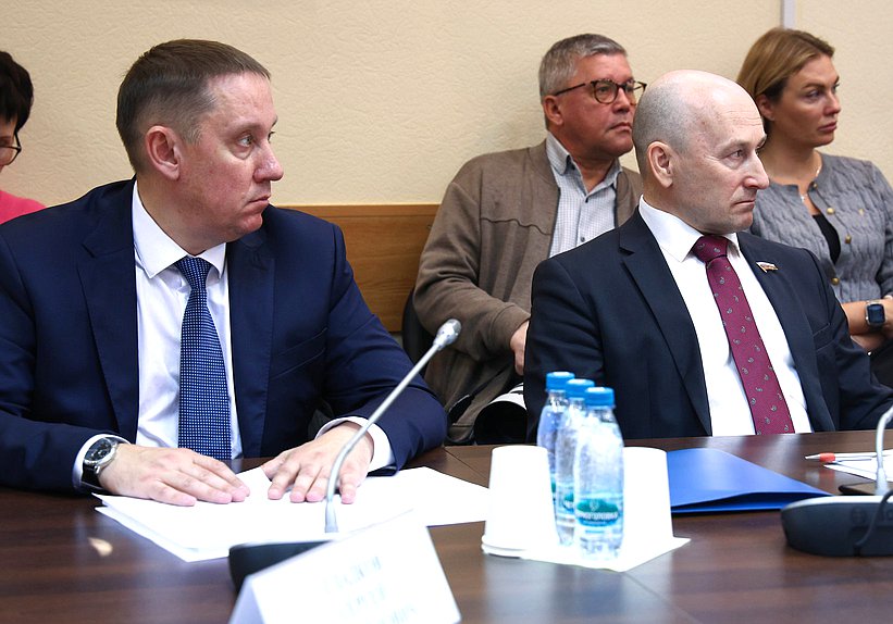Члены Комитета по просвещению Сергей Гладков и Николай Стариков