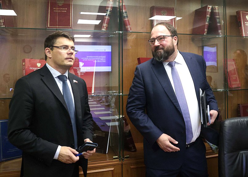Председатель Комитета по информационной политике, информационным технологиям и связи Сергей Боярский и Министр цифрового развития, связи и массовых коммуникаций РФ Максут Шадаев