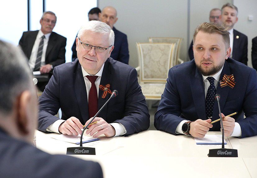 Председатель Комитета по безопасности и противодействию коррупции Василий Пискарев и заместитель Председателя Государственной Думы Борис Чернышов