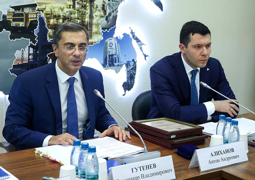 Председатель Комитета по промышленности и торговле Владимир Гутенев и Министр промышленности и торговли РФ Антон Алиханов