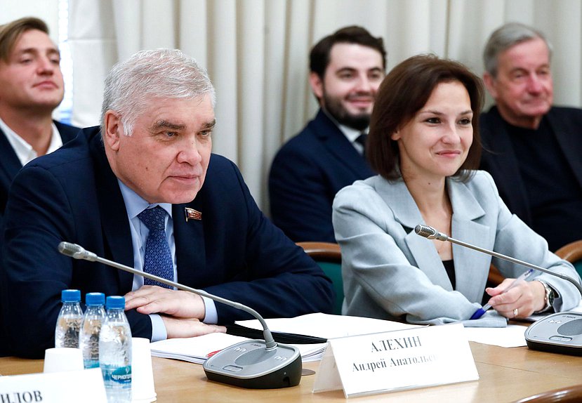 Члены Комитета по труду, социальной политике и делам ветеранов Андрей Алехин и Виктория Родина