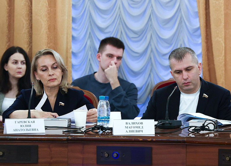 Члены Комитета по охране здоровья Юлия Гаревская и Магомед Валихов