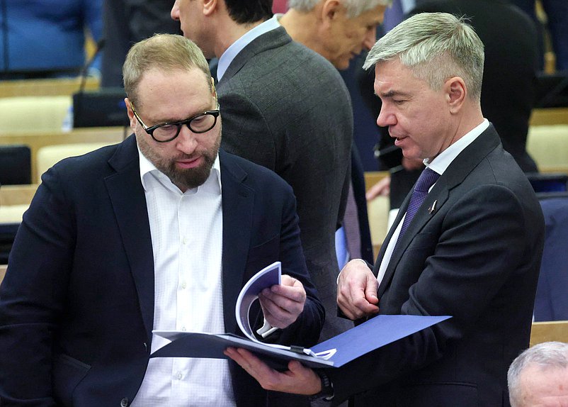 Заместитель Председателя Комитета по информационной политике, информационным технологиям и связи Антон Горелкин и член Комитета по физической культуре и спорту Евгений Ревенко