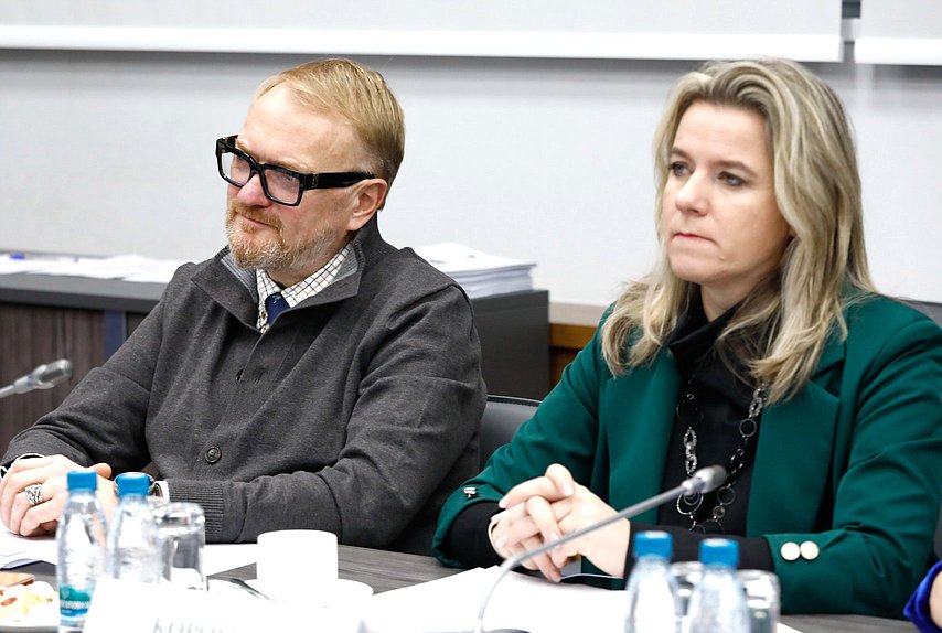 Заместитель Председателя Комитета по защите семьи, вопросам отцовства, материнства и детства Виталий Милонов и член Комитета Ольга Коробова
