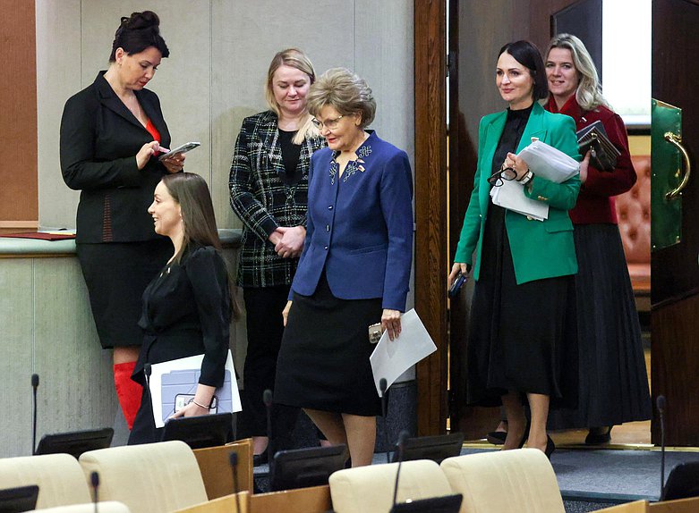 Член Комитета по просвещению Анна Скрозникова, член Комитета по защите семьи, вопросам отцовства, материнства и детства Татьяна Ларионова, Первый заместитель Председателя Комитета Татьяна Буцкая и член Комитета Ольга Коробова