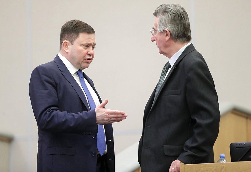 Заместитель Председателя Комитета по туризму и развитию туристической инфраструктуры Сергей Кривоносов (слева)