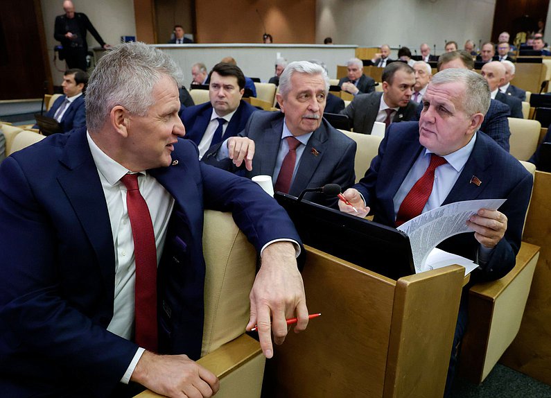 Заместитель Председателя Комитета по охране здоровья Алексей Куринный и Первый заместитель Председателя Комитета по труду, социальной политике и делам ветеранов Николай Коломейцев