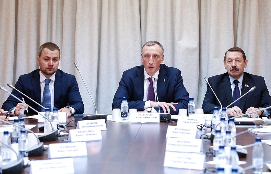 Первый заместитель Председателя Комитета по промышленности и торговле Александр Козловский и заместитель Председателя Комитета Геннадий Скляр