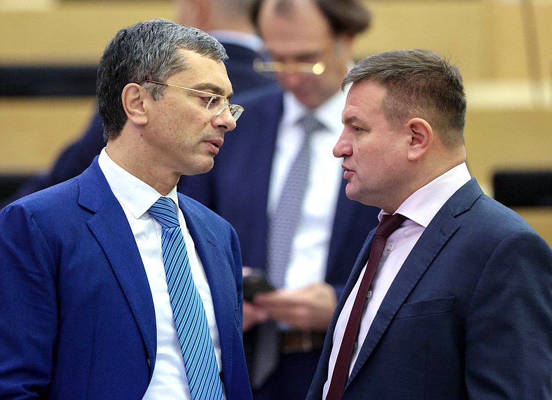 Председатель Комитета по промышленности и торговле Владимир Гутенев и заместитель Председателя Комитета Александр Дроздов