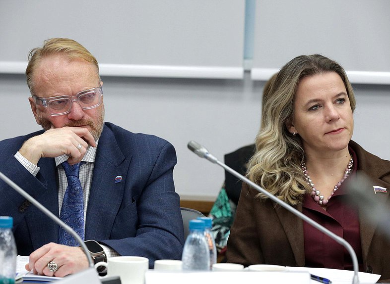 Заместитель Председателя Комитета по защите семьи, вопросам отцовства, материнства и детства Виталий Милонов и член Комитета Ольга Коробова