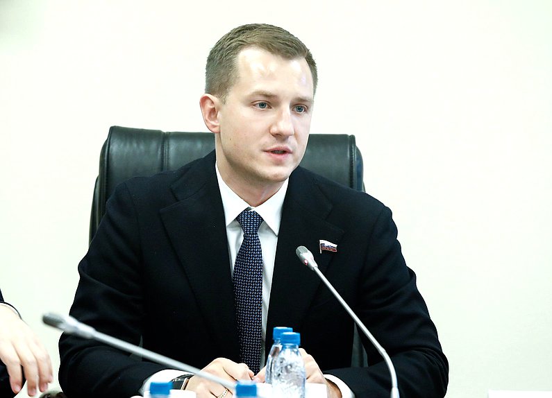 Председатель Комитета по молодежной политике Артем Метелев
