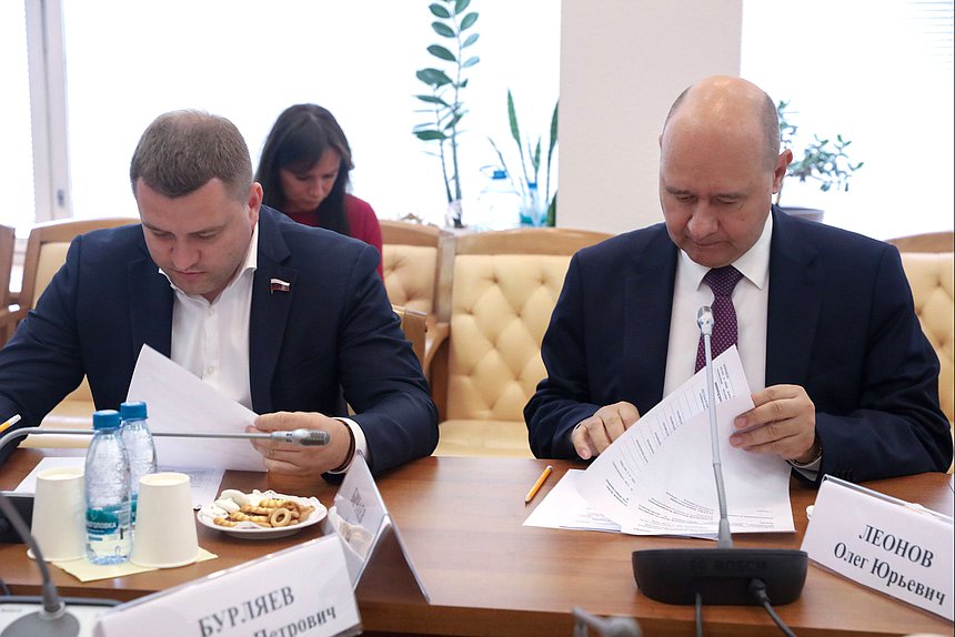 Первый заместитель Председателя Комитета по развитию гражданского общества, вопросам общественных и религиозных объединений Артем Бичаев и заместитель Председателя Комитета Олег Леонов