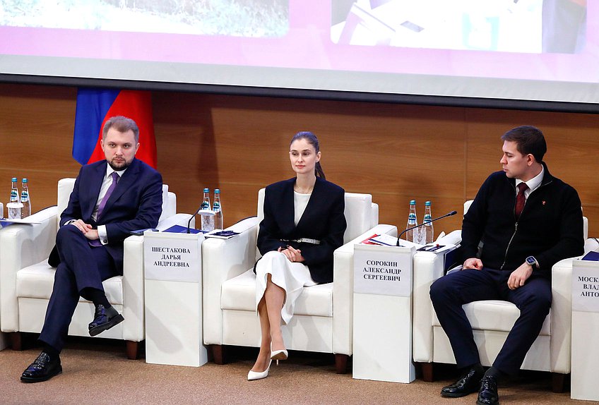 Заместитель Председателя Государственной Думы Борис Чернышов и заместитель Председателя Молодежного парламента Дарья Шестакова