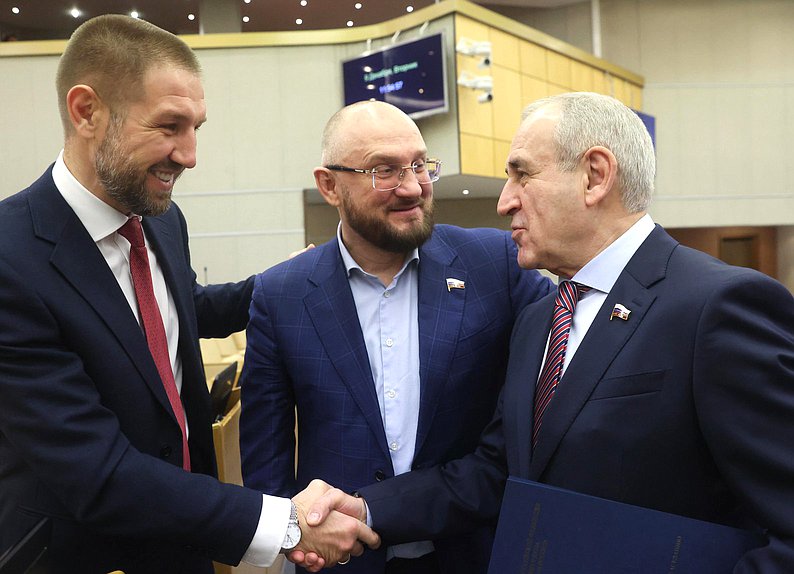 Первый заместитель Председателя Комитета по физической культуре и спорту Дмитрий Пирог, заместитель Председателя Комитета Сергей Бурлаков и член Комитета Сергей Неверов