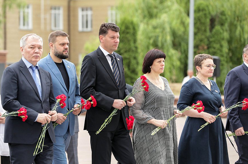 Председатель Комитета по делам СНГ, евразийской интеграции и связям с соотечественниками Леонид Калашников, заместитель Председателя Комитета по делам СНГ, евразийской интеграции и связям с соотечественниками Артем Туров и Первый заместитель Председателя Комитета по экономической политике Денис Кравченко