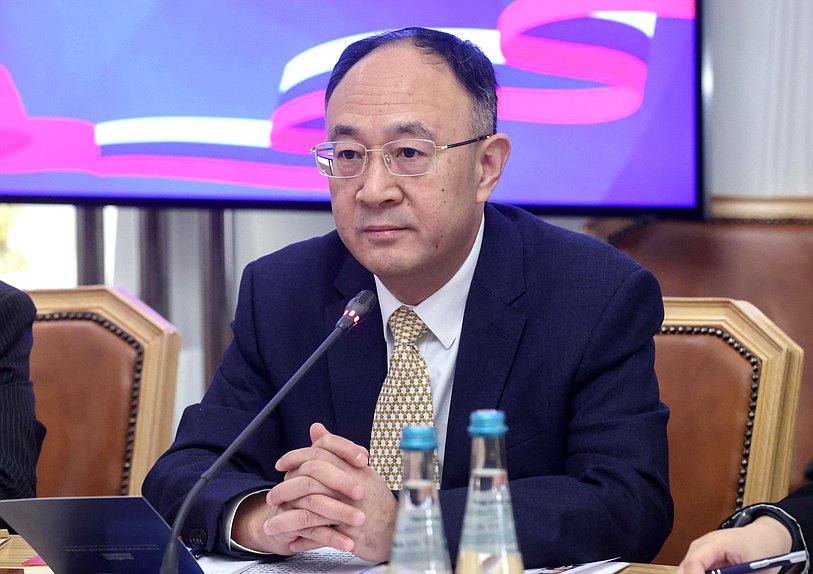 国家杜马规章制度和支持国家杜马活动委员会委员与中华人民共和国全国人民代表大会代表团举行会议，国家杜马第一副主席、俄中友好协会主席伊万·梅利尼科夫出席会议