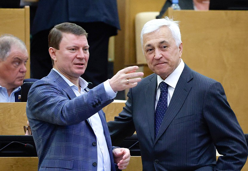 Член Комитета по транспорту и развитию транспортной инфраструктуры Сергей Еремин и член Комитета по экологии, природным ресурсам и охране окружающей среды Азат Ягафаров