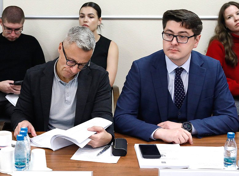 Заместитель Председателя Комитета по вопросам собственности, земельным и имущественным отношениям Владимир Самокиш и заместитель Председателя Комитета по промышленности и торговле Александр Спиридонов