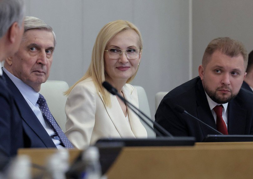 Первый заместитель Председателя Государственной Думы Иван Мельников и заместители Председателя Государственной Думы Ирина Яровая и Борис Чернышов