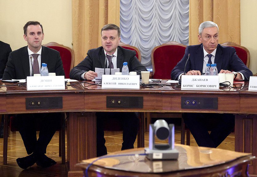 Председатель Комитета по малому и среднему предпринимательству Александр Демин и Председатель Комитета по региональной политике и местному самоуправлению Алексей Диденко