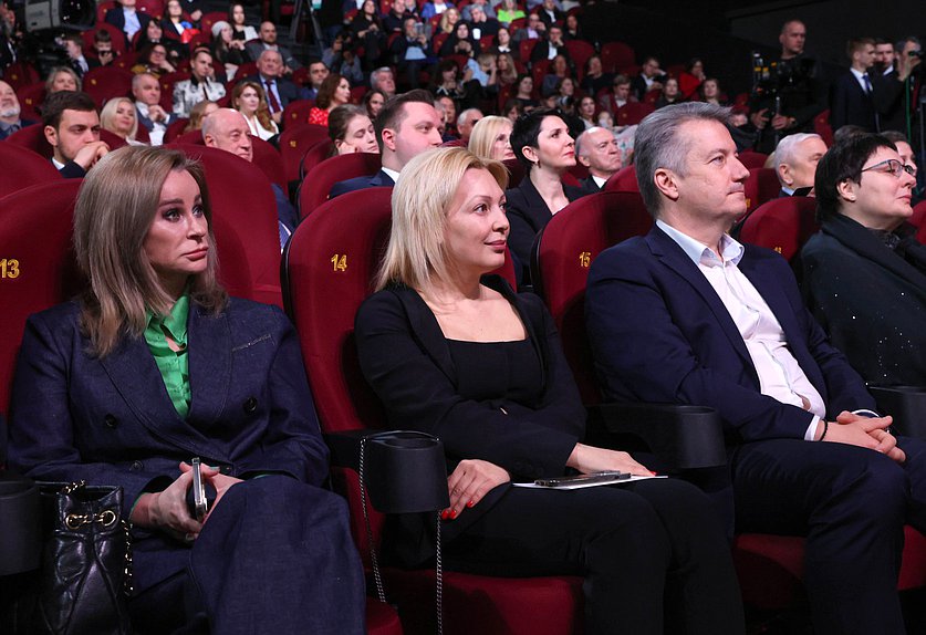 Член Комитета по строительству и ЖКХ Елена Бондаренко, член Комитета по развитию гражданского общества, вопросам общественных и религиозных объединений Ольга Тимофеева и заместитель Председателя Комитета по защите конкуренции Антон Гетта