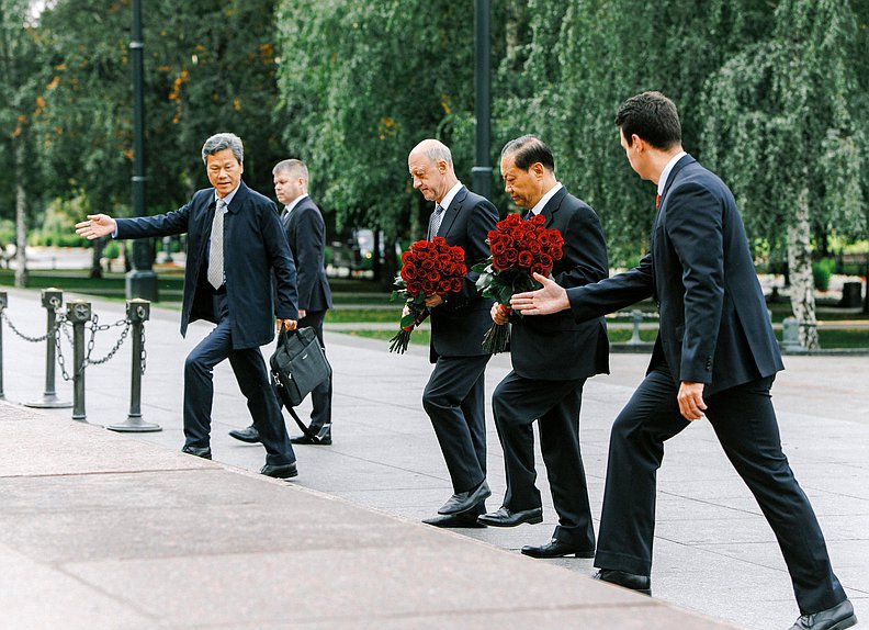 Заместитель Председателя Государственной Думы Александр Бабаков и заместитель Председателя Постоянного комитета Всекитайского собрания народных представителей Пэн Цинхуа возложили цветы к Могиле Неизвестного Солдата