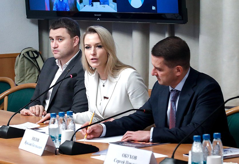 Председатель Комитета по развитию гражданского общества, вопросам общественных и религиозных объединений Яна Лантратова, Первый заместитель Председателя Комитета Артем Бичаев и Председатель Комитета по труду, социальной политике и делам ветеранов Ярослав Нилов