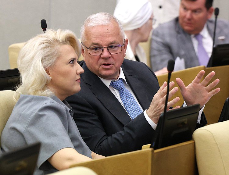 Член Комитета по туризму и развитию туристической инфраструктуры Алла Салаева и член Комитета по охране здоровья Олег Иванинский