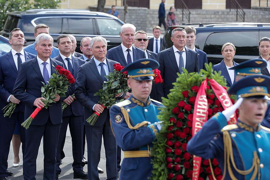 Председатель Государственной Думы Вячеслав Володин, Председатель Палаты представителей Национального собрания Республики Беларусь Владимир Андрейченко и губернатор Псковской области Михаил Ведерников. Могила Неизвестного Солдата в Пскове