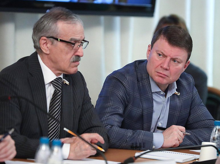 Заместитель Председателя Комитета по просвещению Нурбаганд Нурбагандов и член Комитета по транспорту и развитию транспортной инфраструктуры Сергей Еремин