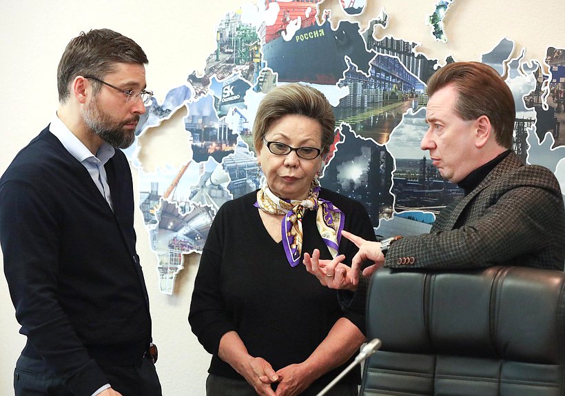 Член Комитета по строительству и ЖКХ Александр Якубовский, член Комитета по бюджету и налогам Галина Данчикова и Первый заместитель Председателя Комитета по экологии, природным ресурсам и охране окружающей среды Владимир Бурматов