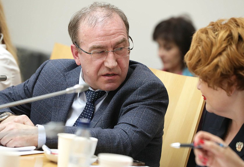 Круглый стол по разработке предложений о внедрении в школьную программу уроков семьеведения Комитета по вопросам семьи, женщин и детей