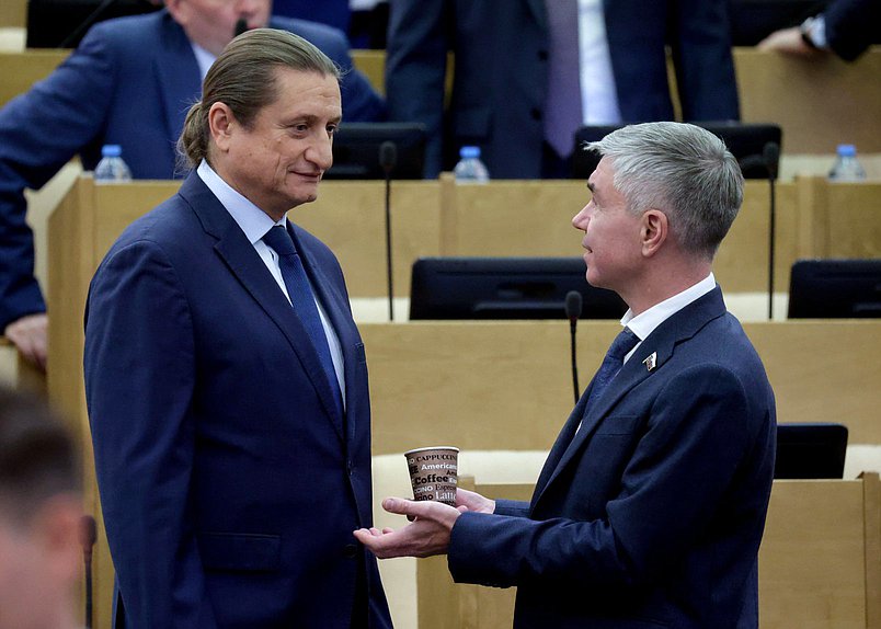 Член Комитета по бюджету и налогам Сергей Чижов и член Комитета по физической культуре и спорту Евгений Ревенко