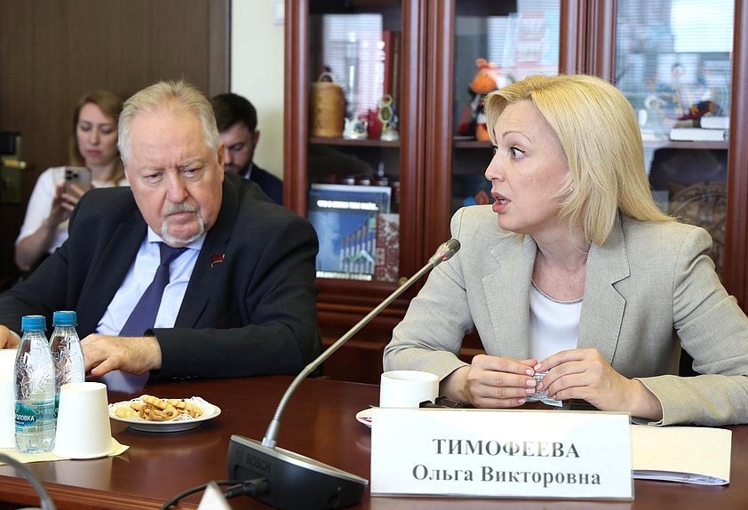 Заместитель Председателя Комитета по развитию гражданского общества, вопросам общественных и религиозных объединений Сергей Обухов и член Комитета Ольга Тимофеева