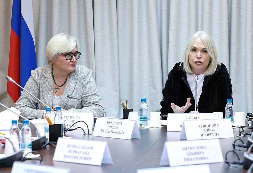 Председатель Комитета по просвещению Ирина Белых (справа)