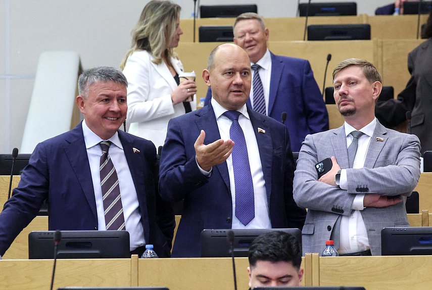 Заместитель Председателя Комитета по физической культуре и спорту Амир Хамитов, заместитель Председателя Комитета по развитию гражданского общества, вопросам общественных и религиозных объединений Олег Леонов и заместитель Председателя Комитета по энергетике Владимир Плякин