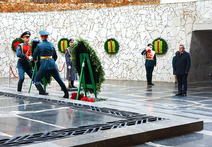 Иностранные делегации, прибывшие в Волгоград для участия в Международном форуме «Великое наследие — общее будущее», возложили венки и цветы к Вечном огню на Мамаевом кургане