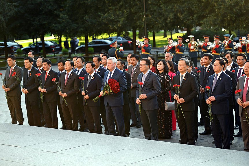 Ceremonia de colocación de una ofrenda floral en la Tumba del Soldado Desconocido junto al muro del Kremlin