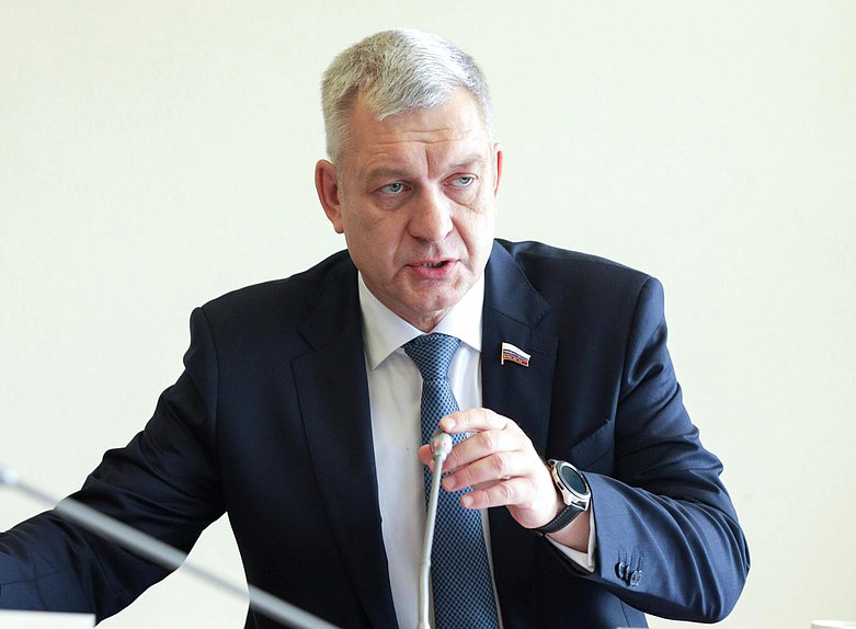 Председатель Комитета по делам национальностей Владимир Иванов